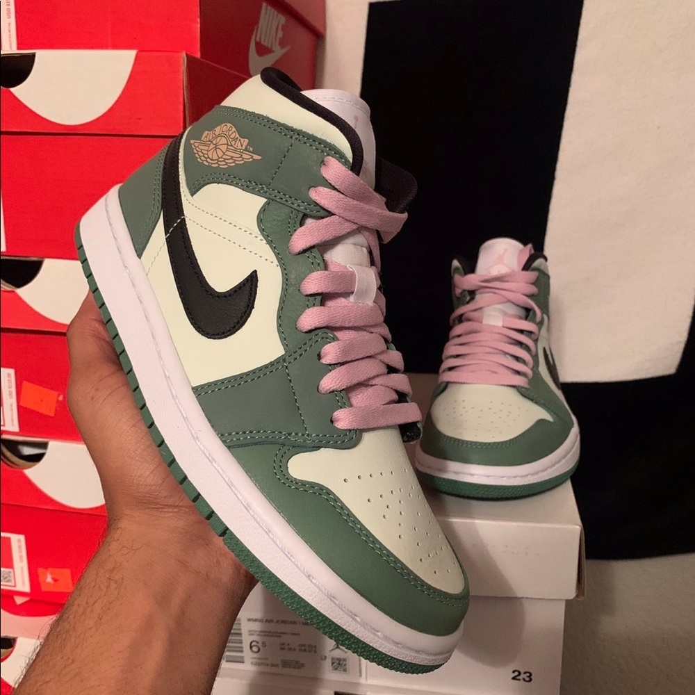 Jordan 1 Mid SE Dutch